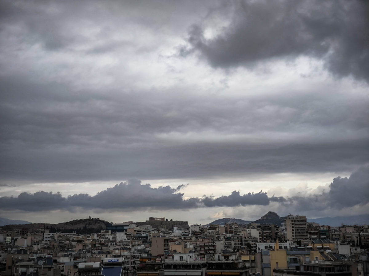 Βροχές και καταιγίδες από σήμερα σε δυτική, κεντρική και βόρεια Ελλάδα, χιόνια και στα ημιορεινά – Επικαιροποιήθηκε το δελτίο της ΕΜΥ