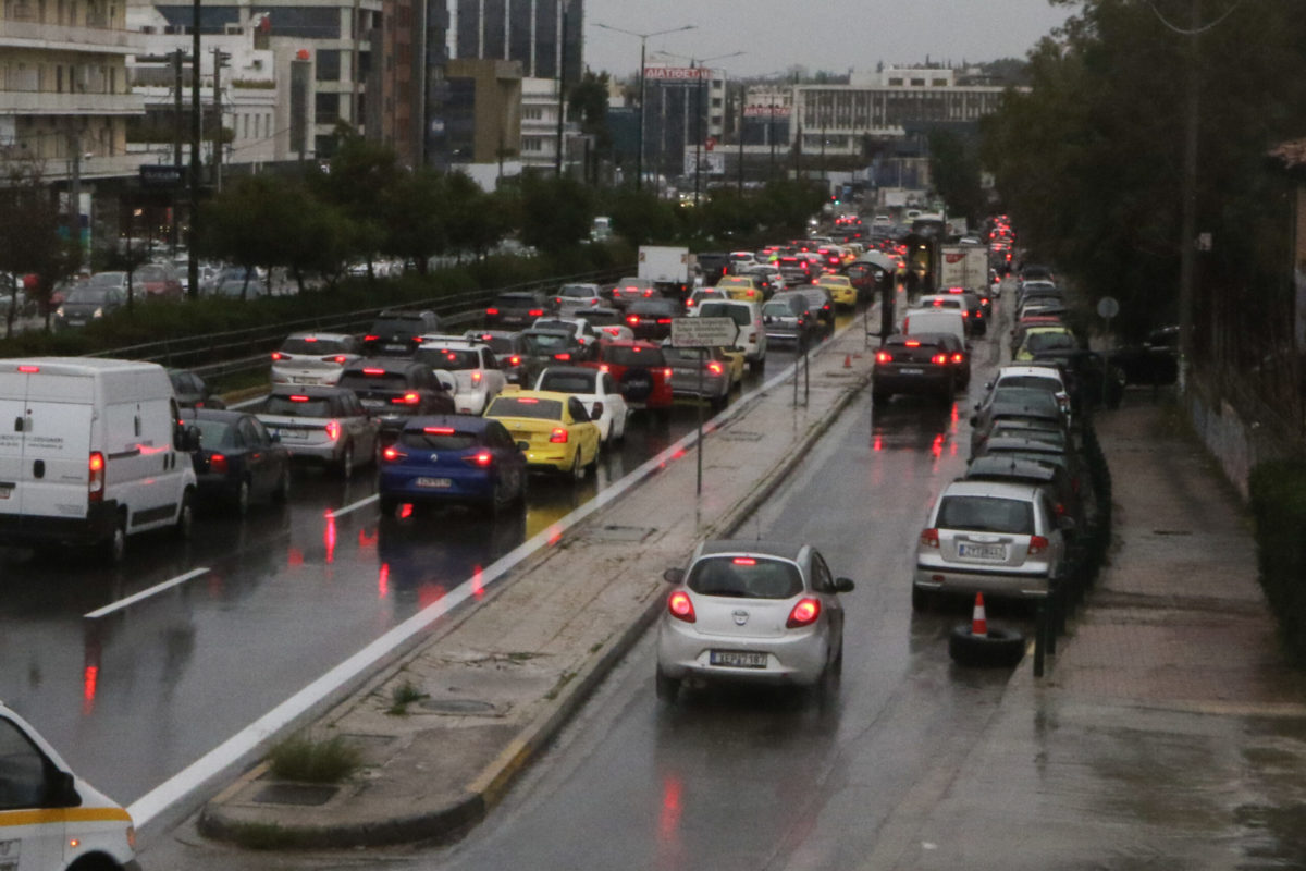 ΚΚΕ: Μια χειμερινή βροχόπτωση ήταν αρκετή για να «φρακάρει» τους δρόμους του λεκανοπεδίου