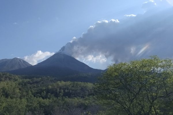 Ινδονησία: Εσπευσμένη απομάκρυνση 3.000 κατοίκων γύρω από το όρος Ίμπου