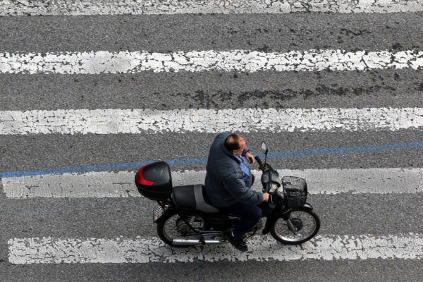 Τέλος η χορήγηση καυσίμων σε όποιον μοτοσικλετιστή δεν φοράει κράνος