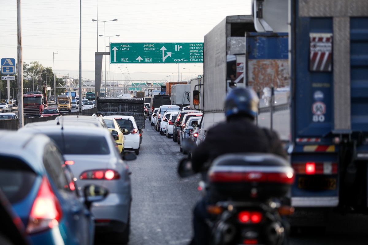 Σύγκρουση αυτοκινήτου με μοτοσικλέτα στον Κηφισό, στο ύψος της Λένορμαν – Προβλήματα στην κυκλοφορία