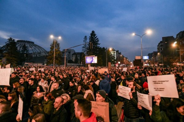 Χιλιάδες διαδηλωτές στα Σκόπια διαμαρτυρήθηκαν για δεύτερη φορά μέσα σε λίγες ημέρες για τη διαφθορά στη χώρα