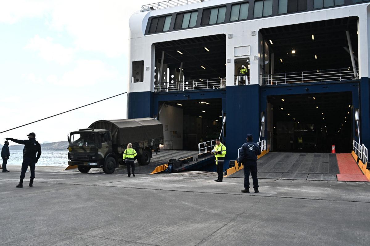 Σαντορίνη: Έφτασαν στο νησί οχήματα του Στρατού, της Πυροσβεστικής, της Αστυνομίας και του ΔΕΔΔΗΕ