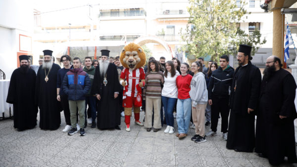 Ο Ολυμπιακός επισκέφθηκε τα εκπαιδευτήρια της Μητρόπολης Πειραιά προσφέροντας αγαθά στα παιδιά