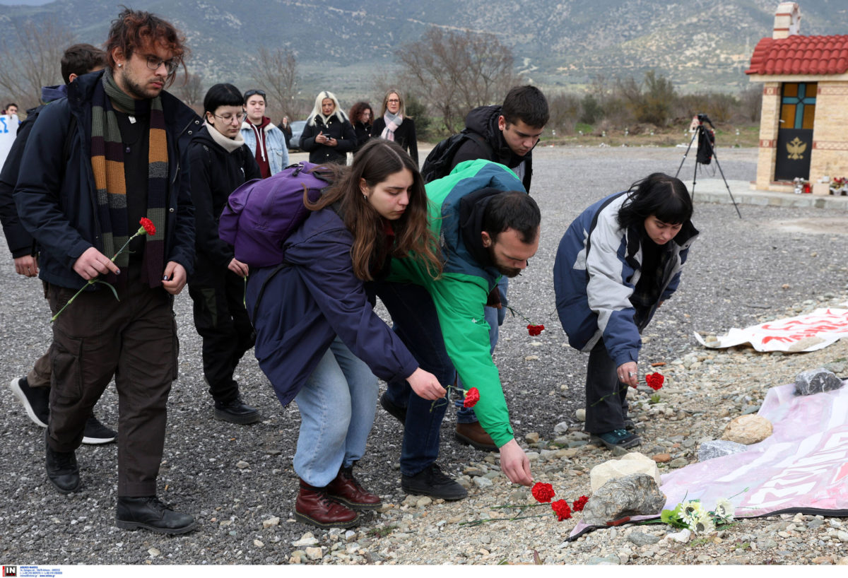 Τέμπη: Συγκέντρωση μνήμης φοιτητικών συλλόγων στον τόπο του δυστυχήματος – «Θλίψη και οργή για τις ψυχές που χάθηκαν τόσο άδικα»