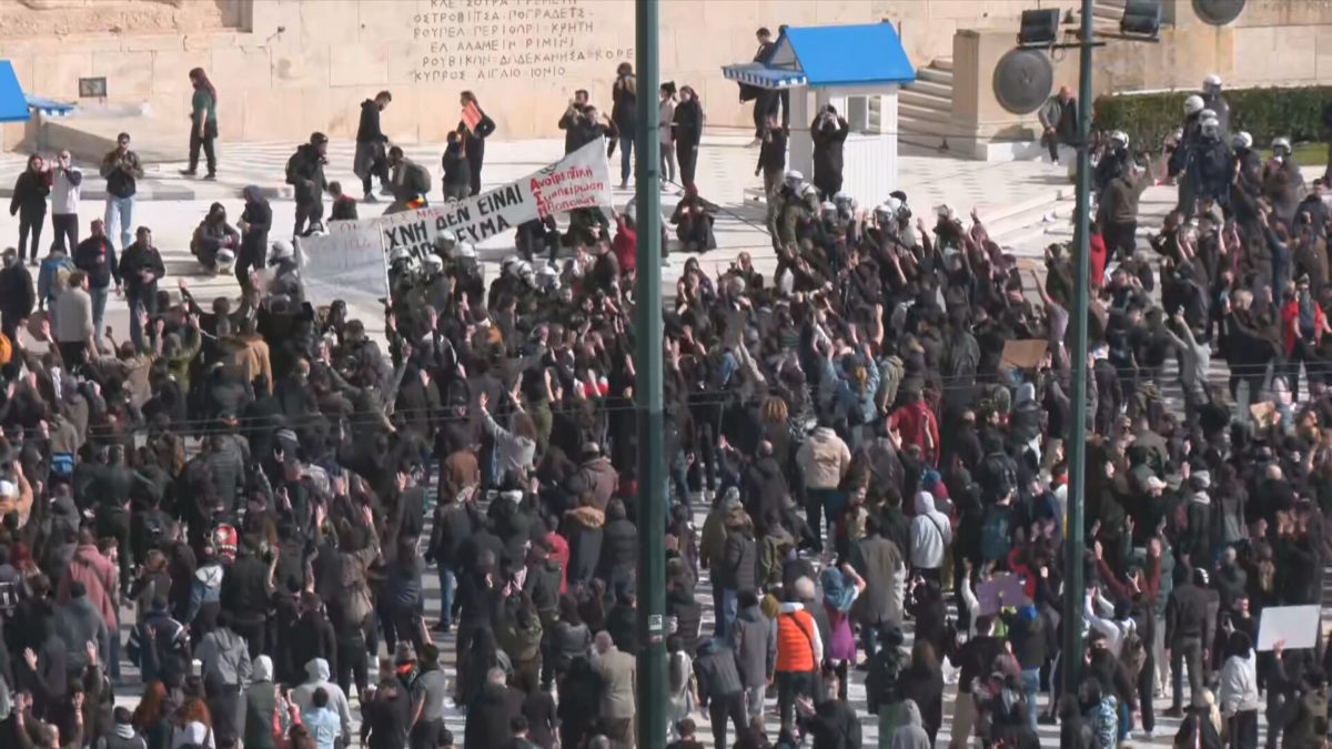 Προσεγγίζουν και πάλι διαδηλωτές τη Βουλή με συνθήματα