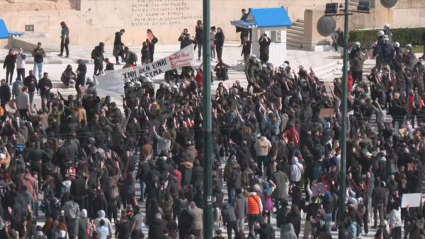 Προσεγγίζουν και πάλι διαδηλωτές τη Βουλή με συνθήματα