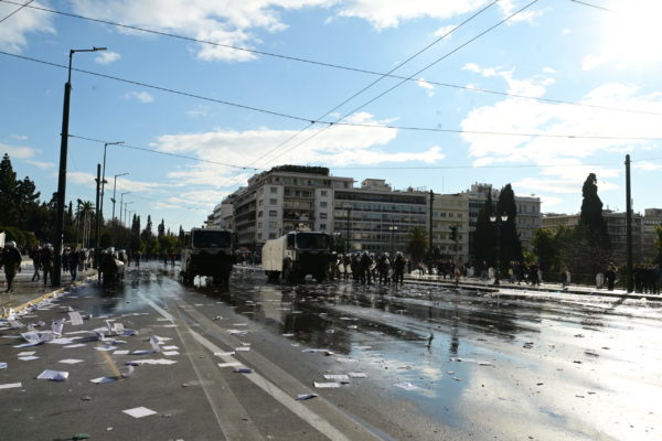 Άνοιξαν Πανεπιστημίου, Βασιλίσσης Σοφίας, Σταδίου και Πειραιώς – Απομακρύνθηκαν τα οδοφράγματα