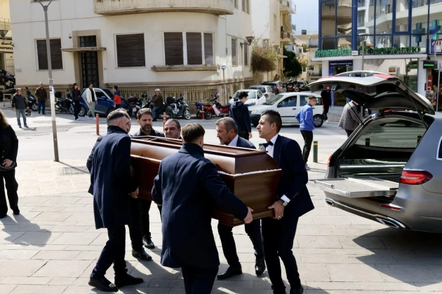 Κηδεία Μανώλη Λιδάκη: Σε κατάσταση σοκ τα αδέλφια του – Οι καλλιτέχνες που τον τίμησαν με την παρουσία τους