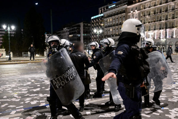 Ανακοίνωση της ΕΛ.ΑΣ. για τα επεισόδια στο Σύνταγμα: 30 προσαγωγές, 7 συλλήψεις και 3 αστυνομικοί τραυματίες