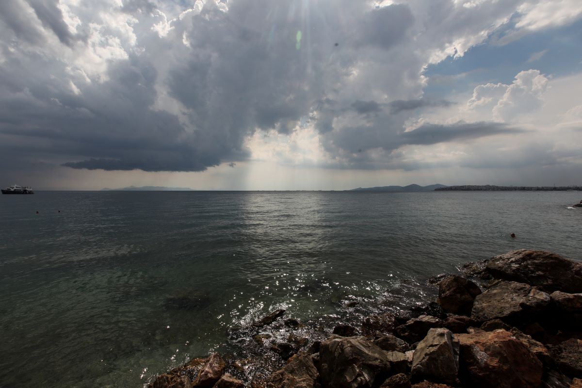 Συννεφιά και ζέστη μαζί για σήμερα – Πρόσκαιρες τοπικές βροχές και μεμονωμένες καταιγίδες το απόγευμα