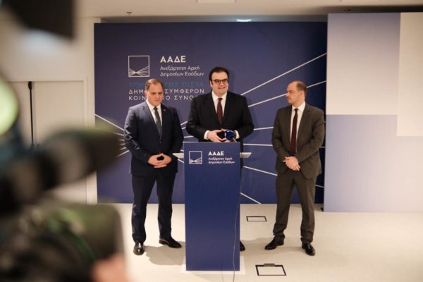 Πιερρακάκης στη συνάντηση με Πιτσιλή: Όσο μειώνεται η φοροδιαφυγή, τόσο θα μειώνονται και οι φόροι